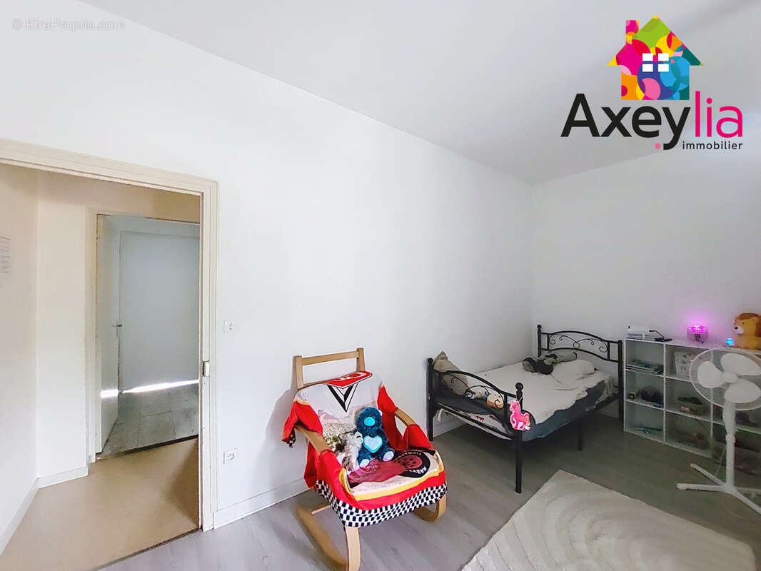A vendre - iguerande - demeure familiale ou rente locative, dependances et terrain - photo 3