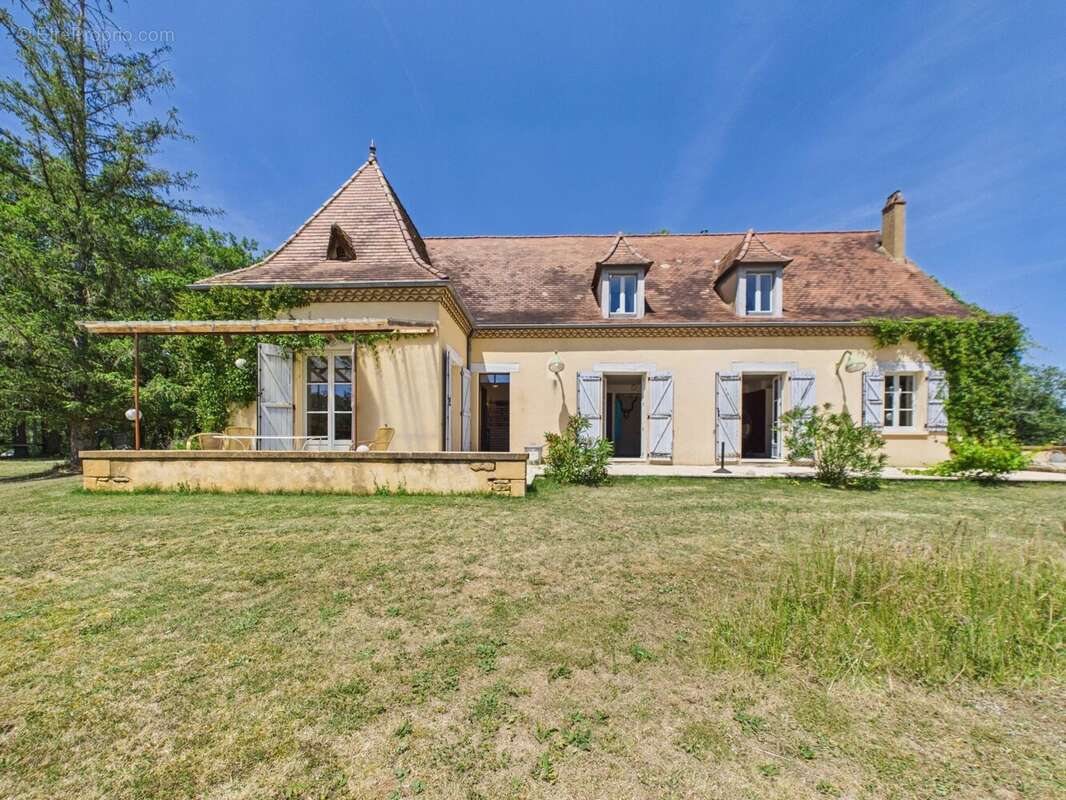 Propriété de caractère avec maison principale, annexes et piscine sur plus de 4,7 ha - photo 2
