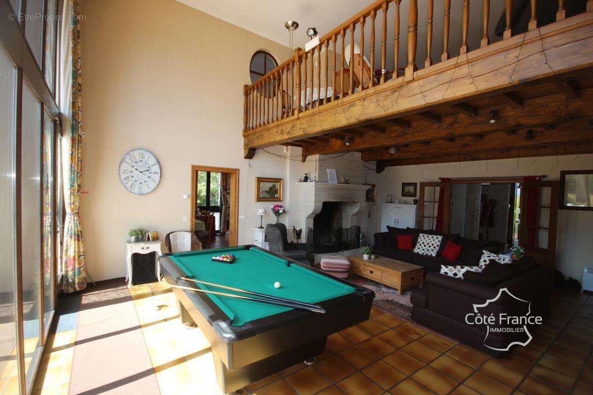 AUBRIVES VILLA DE CARACTERE sur un terrain de 3600 m2, proch - photo 6