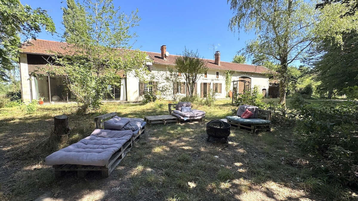Maison 255 m² à Eygurande-Et-Gardedeuil  - photo 3