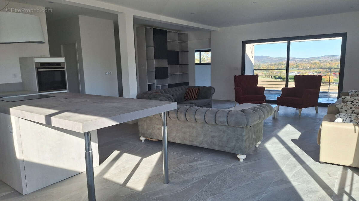 Maison à LES MARTRES-DE-VEYRE