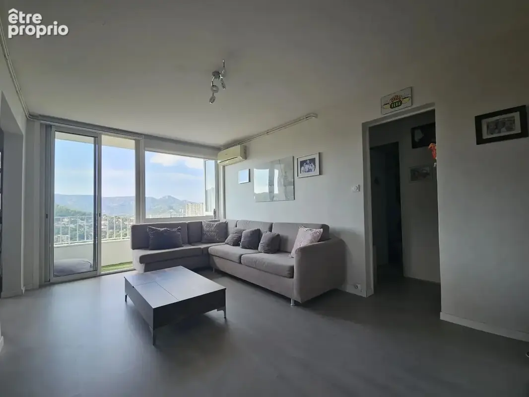 La Rouvière. Appartement T4/T5 de 86 m² en étage élevé avec triple exposition, vue mer et collines. - photo 10