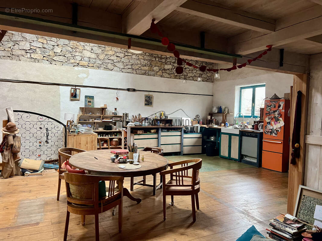 Ancienne remise aménagée type loft à fort potentiel - photo 4