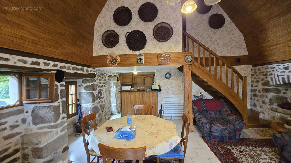 Maison à SAINT-BONNET-LES-TOURS-DE-MERLE