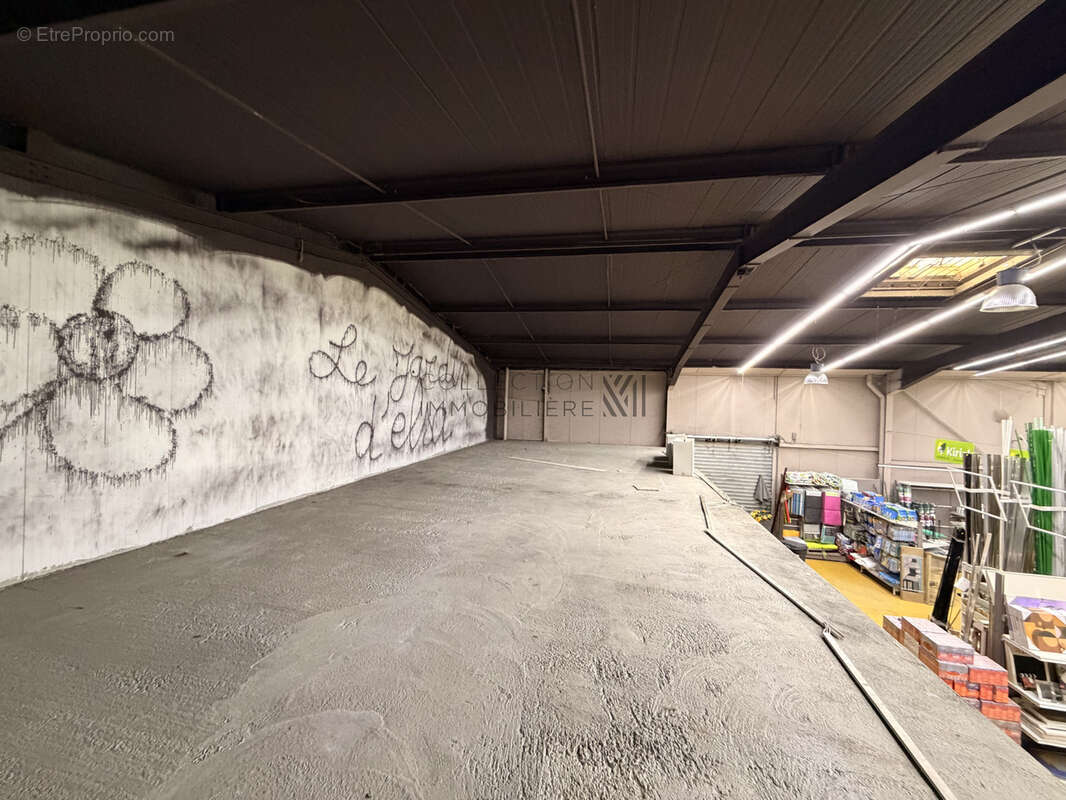 Local commercial auch de 2 600m2 - photo 3