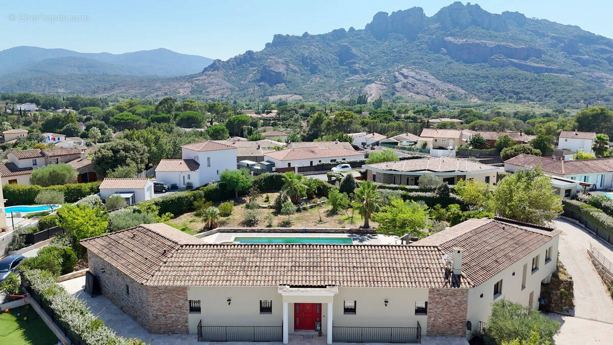Maison à ROQUEBRUNE-SUR-ARGENS