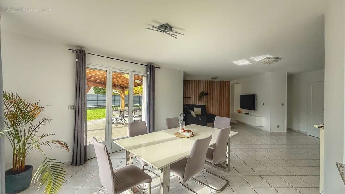 Maison à SAINT-ETIENNE-DE-CROSSEY