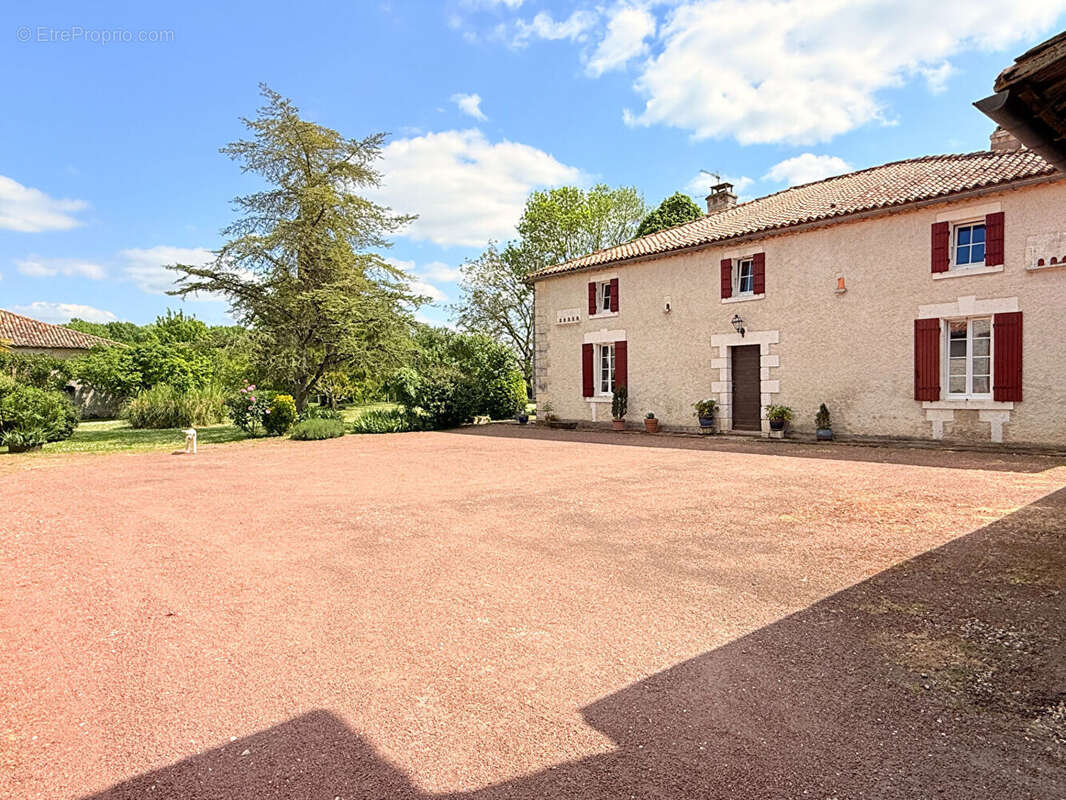 Maison à BARBEZIEUX-SAINT-HILAIRE