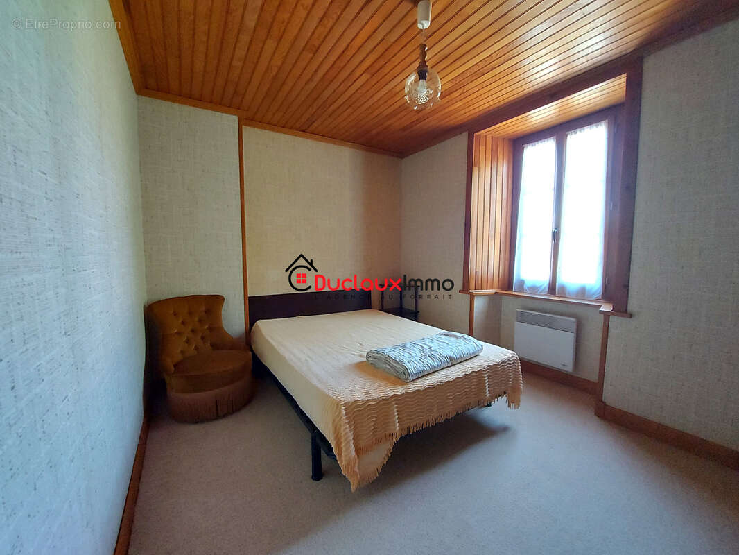 Maison typique en pierre avec une grangette - photo 8