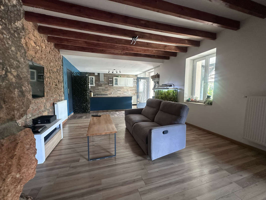 BOURG DE THIZY   Maison rénovée - 3 chambres - 132 m2 habitable - Garage et Jardin - photo 11