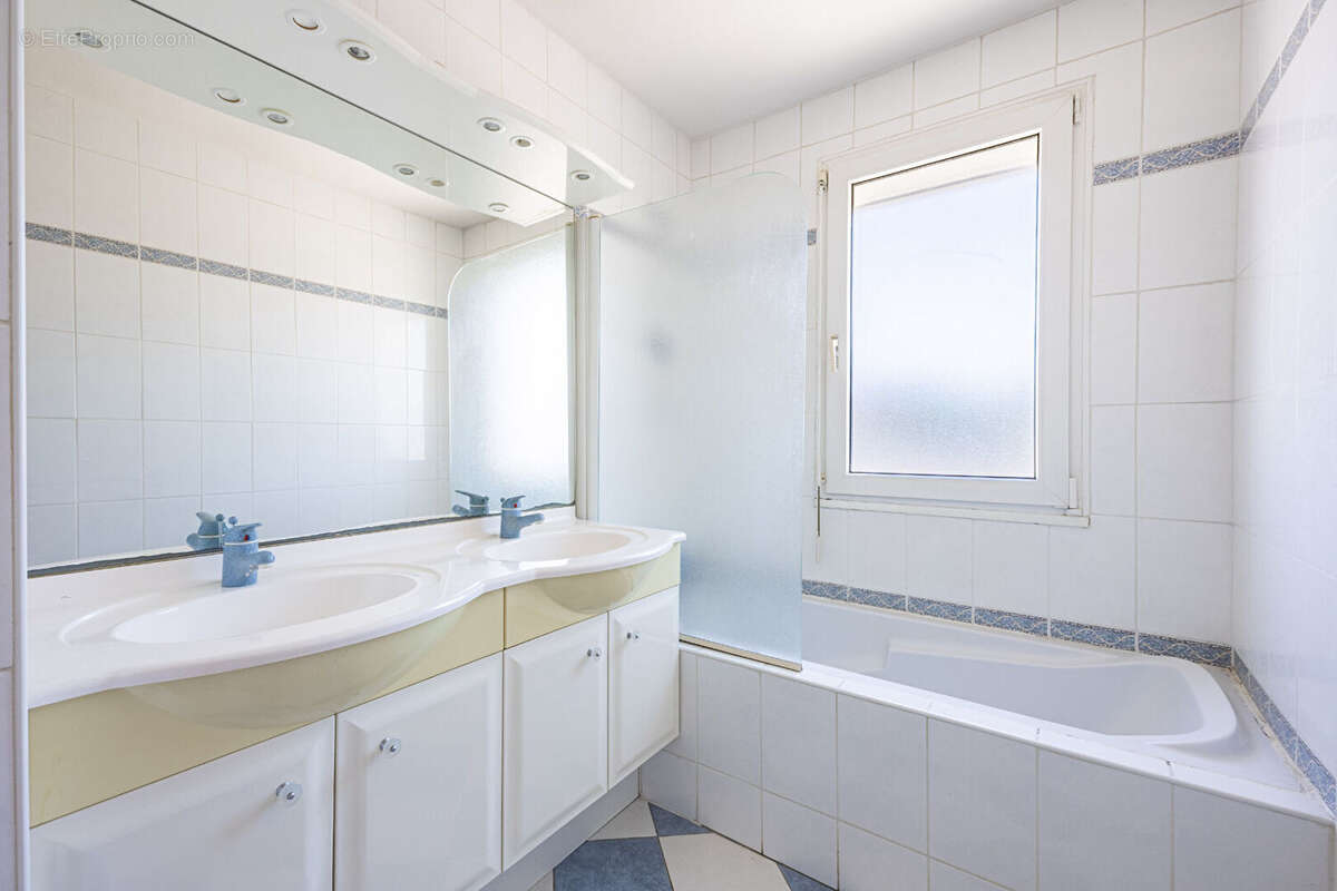 BOUVARDIERE - Maison familiale de 202m² avec jardin et garage - photo 9