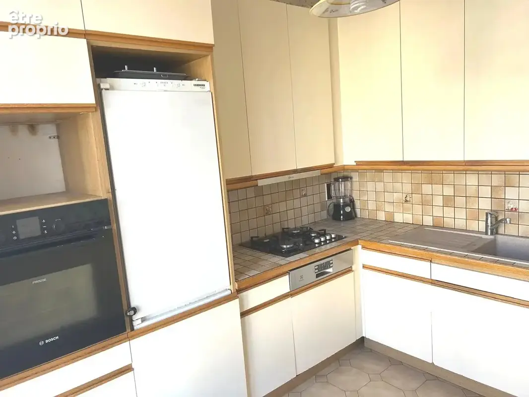 Liberation a 100m de la place - f3 78m² balcons - photo 8