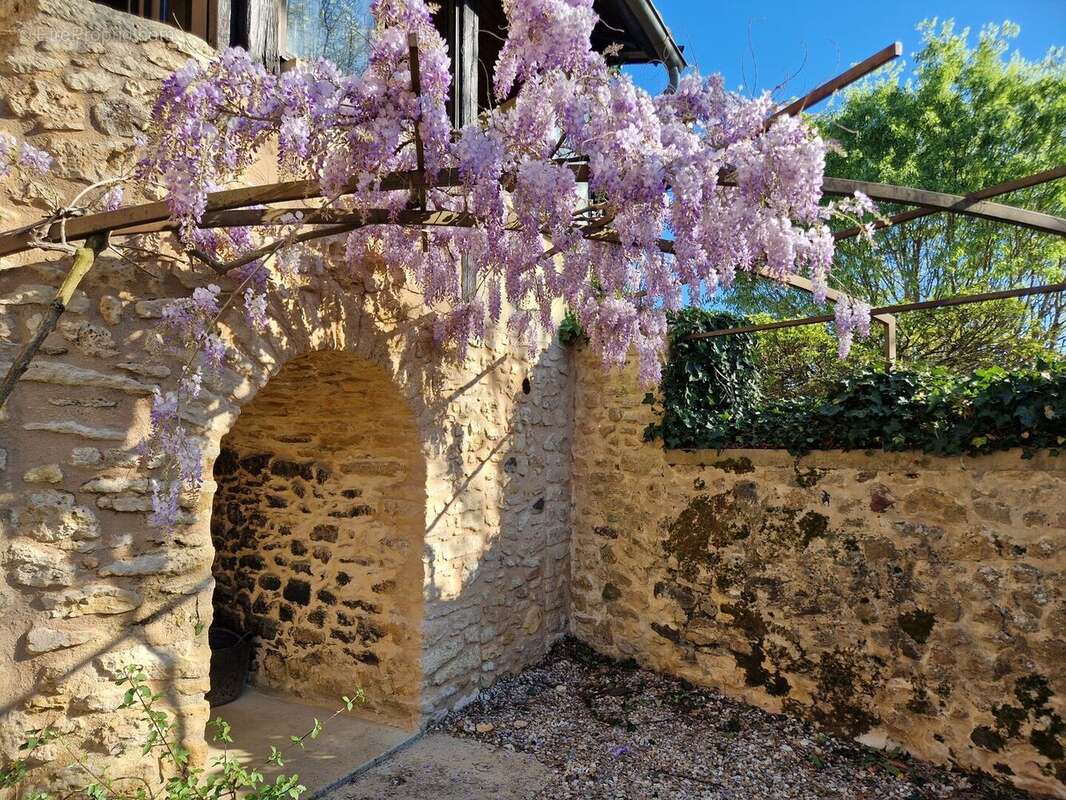 Maison de caractère en pierres avec jardin et dépendance - photo 7
