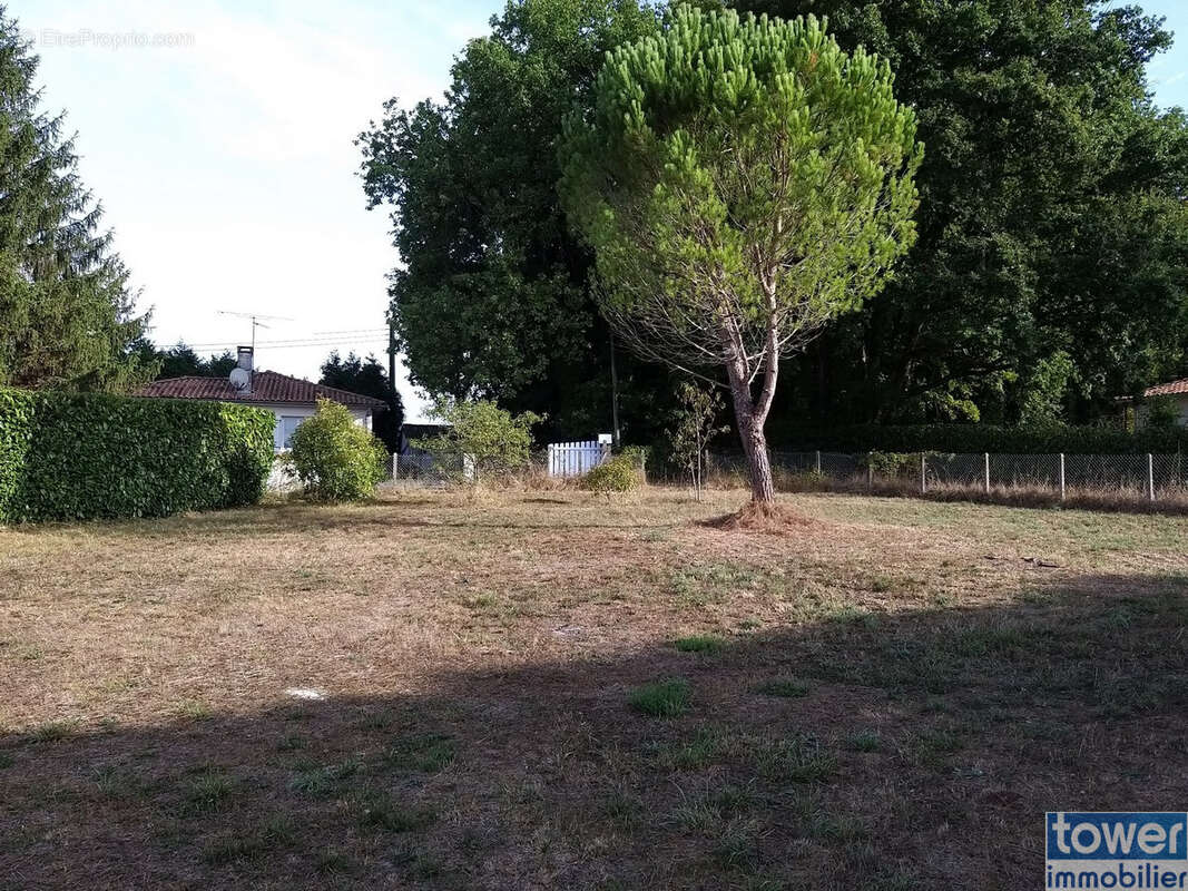 Terrain à GARAT
