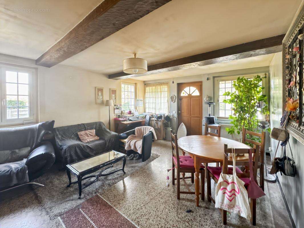 Maison à SAINT-ETIENNE-LA-THILLAYE