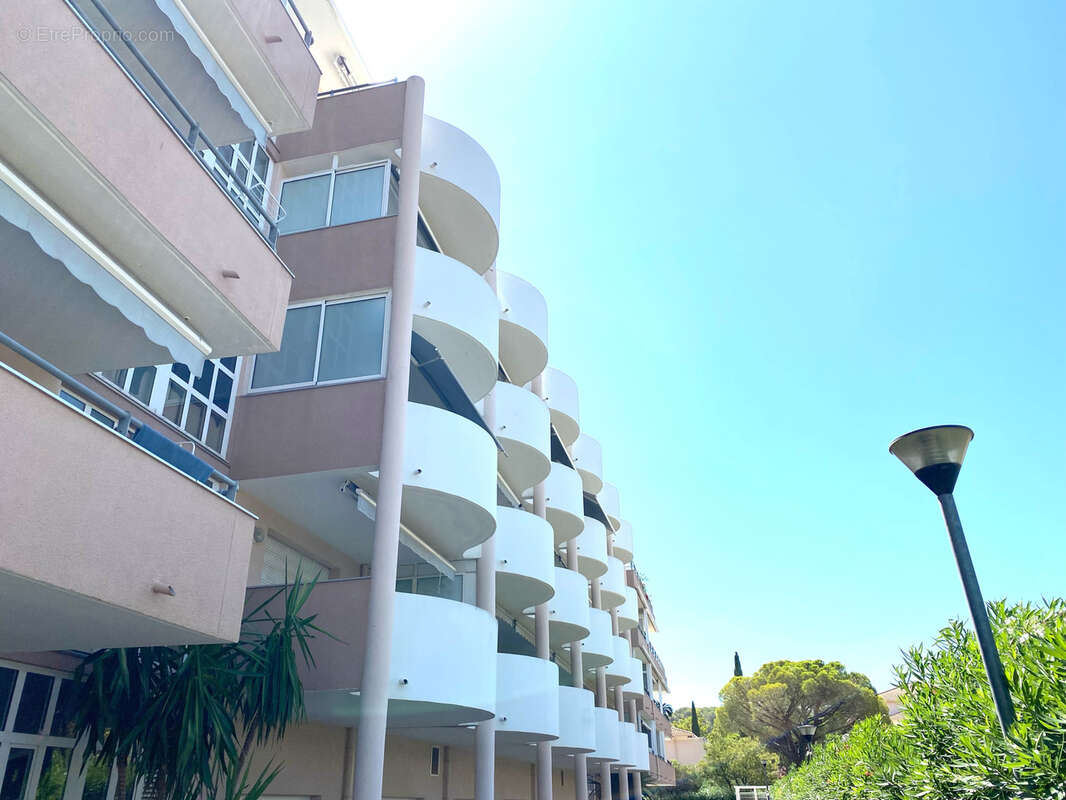 Centre du Lavandou résidence le Riviera studio cabine piscine parking - photo 10