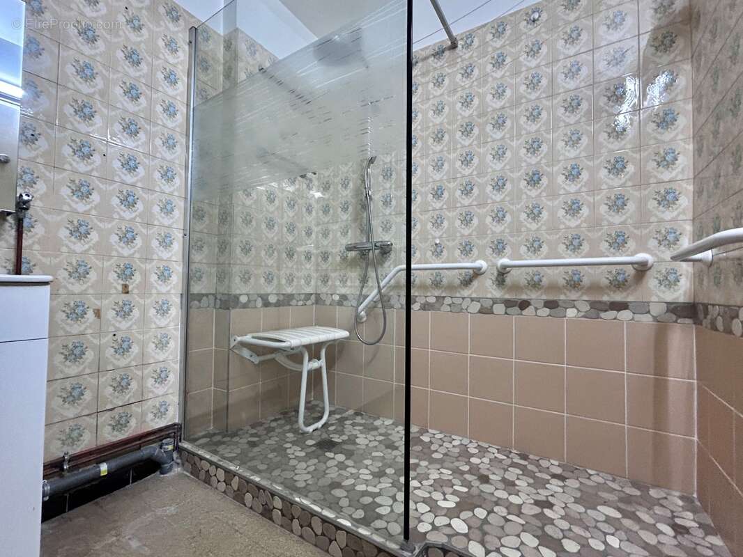 ALBERTVILLE (73) - Appartement Type 4 à rénover + Garage + Cave - photo 10