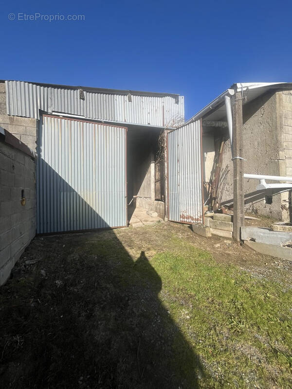 Parking à SAINT-PIERRE-DES-ECHAUBROGNES