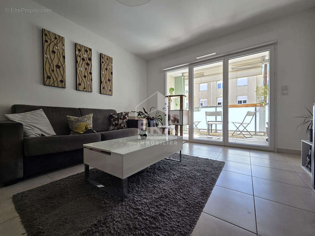 Appartement à SAINT-LAURENT-DU-VAR