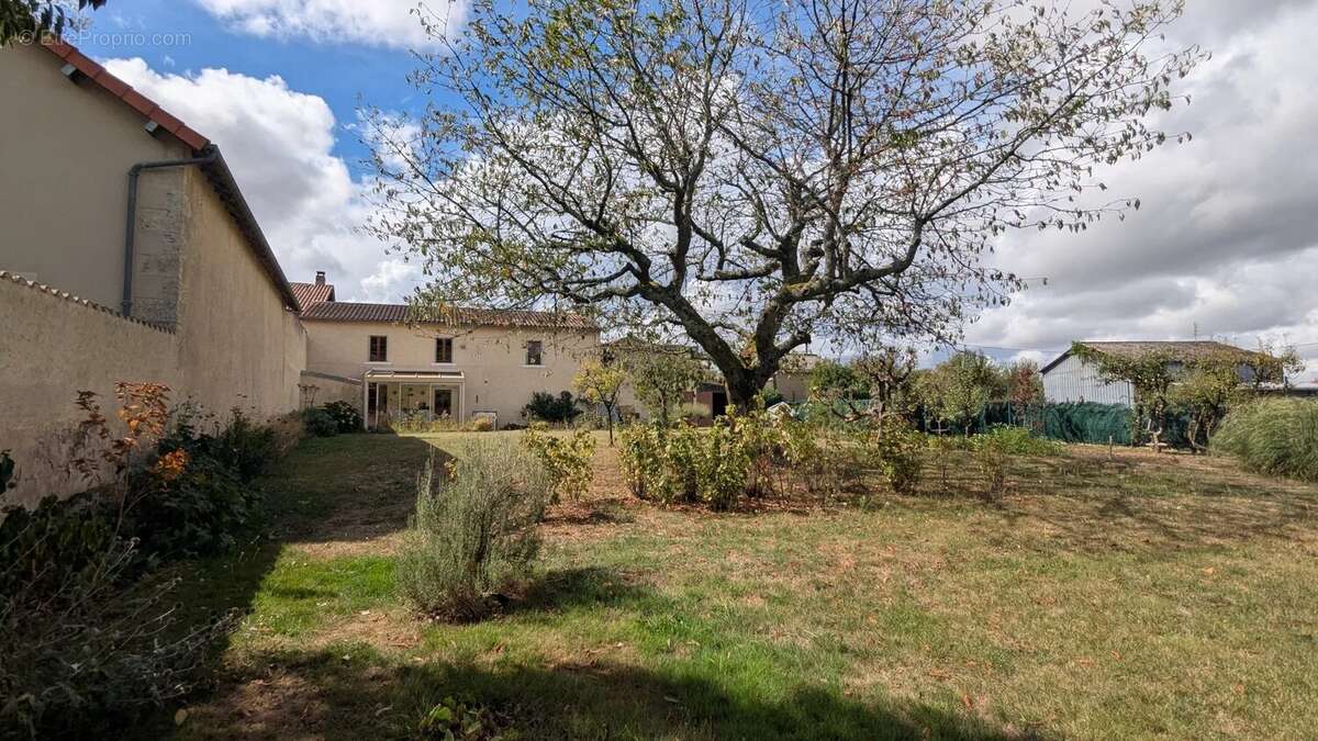 Charmante maison de village offrant 4 chambres à Saulgé - photo 17