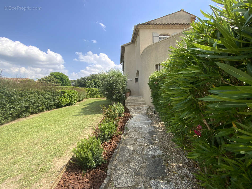 Très belle villa dans un village avec commerces sur un terrain de 3500 m2. - photo 13
