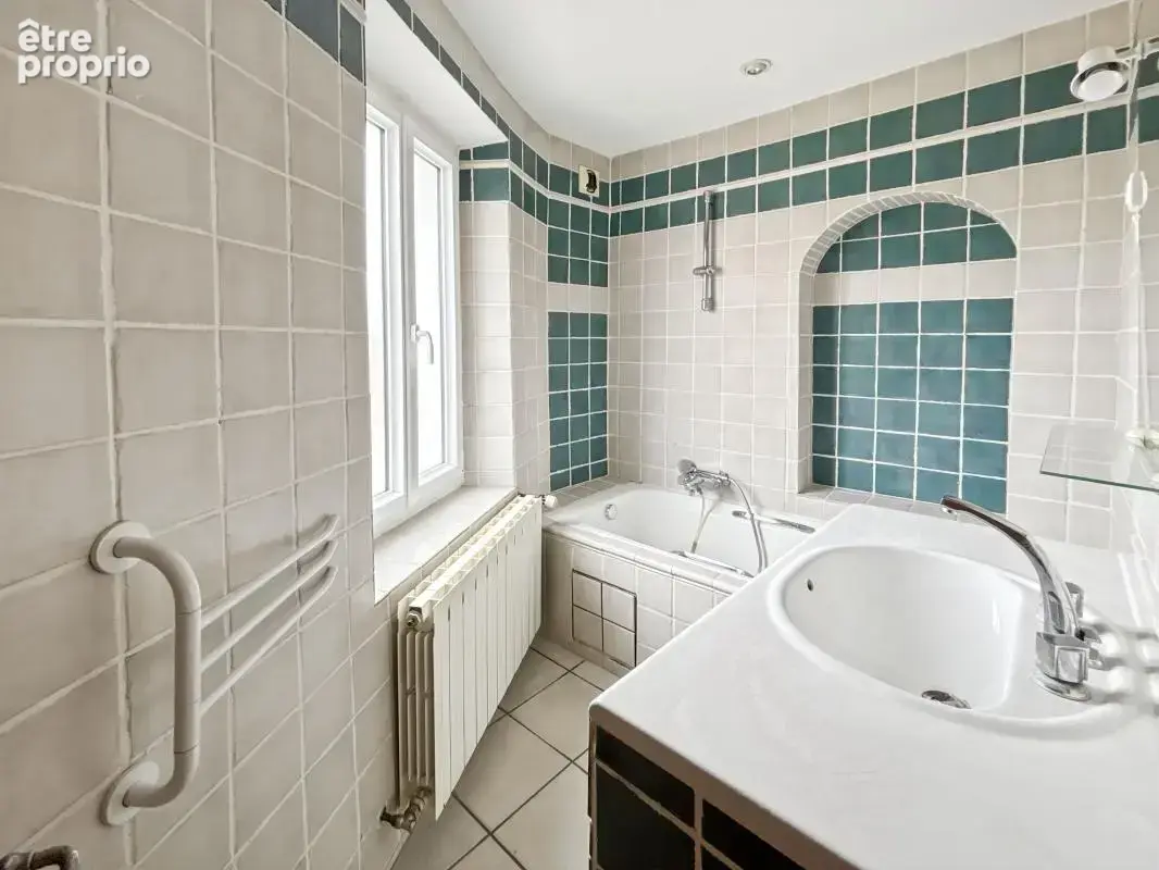 Belle maison Rénovée composée de deux logements , un type 4 et un type 2. Bâtie sur une parcelle de 800 m2 , cette charmante mai - photo 20