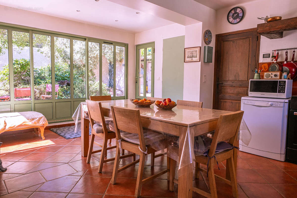 VILLA FORCALQUEIRET 200 m² avec dépendance T2 dans un quartier prisé - photo 7