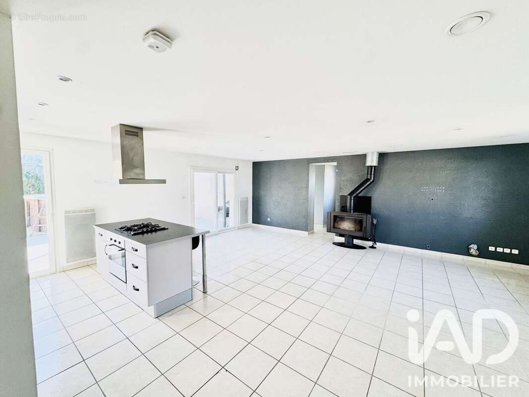 Maison 146 m² à Sainte-Agathe-La-Bouteresse  - photo 2