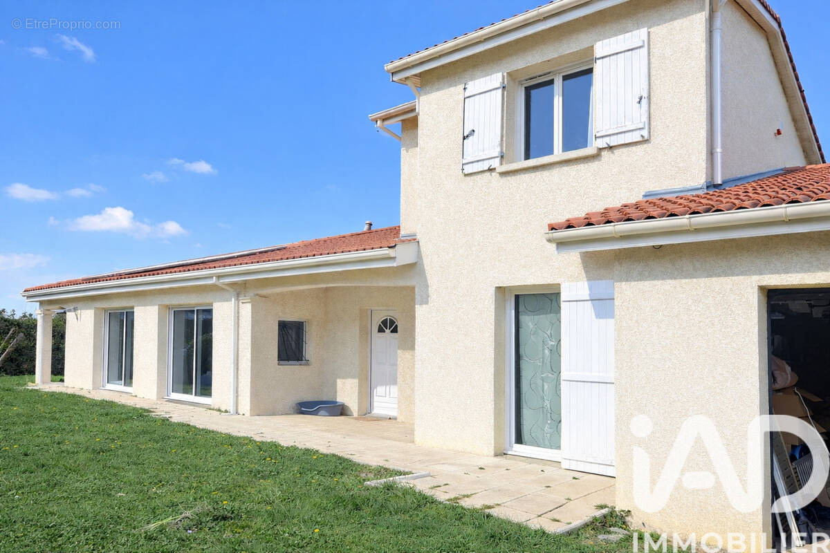 Photo 1 - Maison à SAINT-VICTOR-DE-CESSIEU