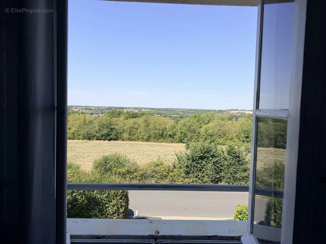 Maison individuelle rénovée de 4 chambres, située à la lisière d'une ville animée - photo 12