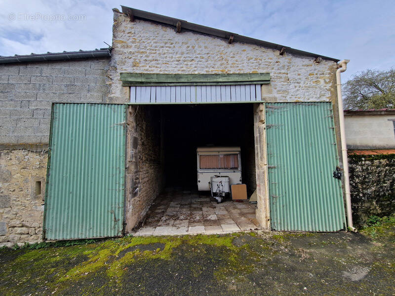 Parking à TONNAY-BOUTONNE