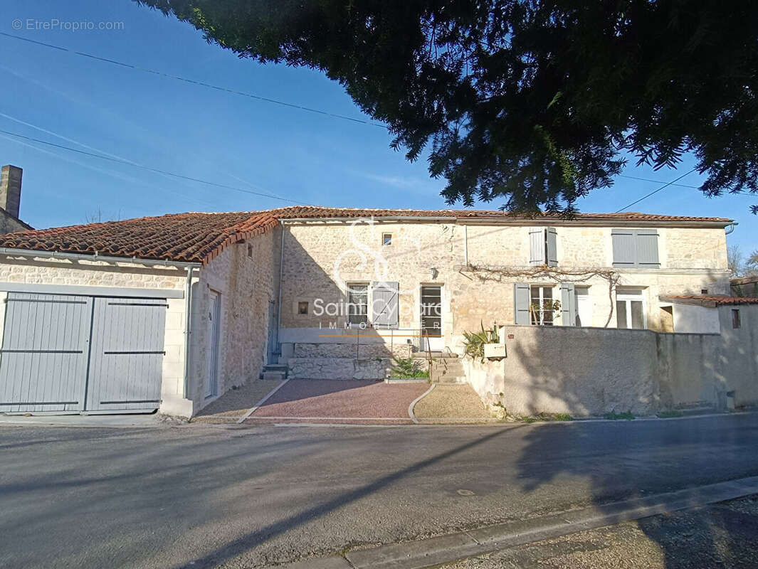 Maison à ROULLET-SAINT-ESTEPHE