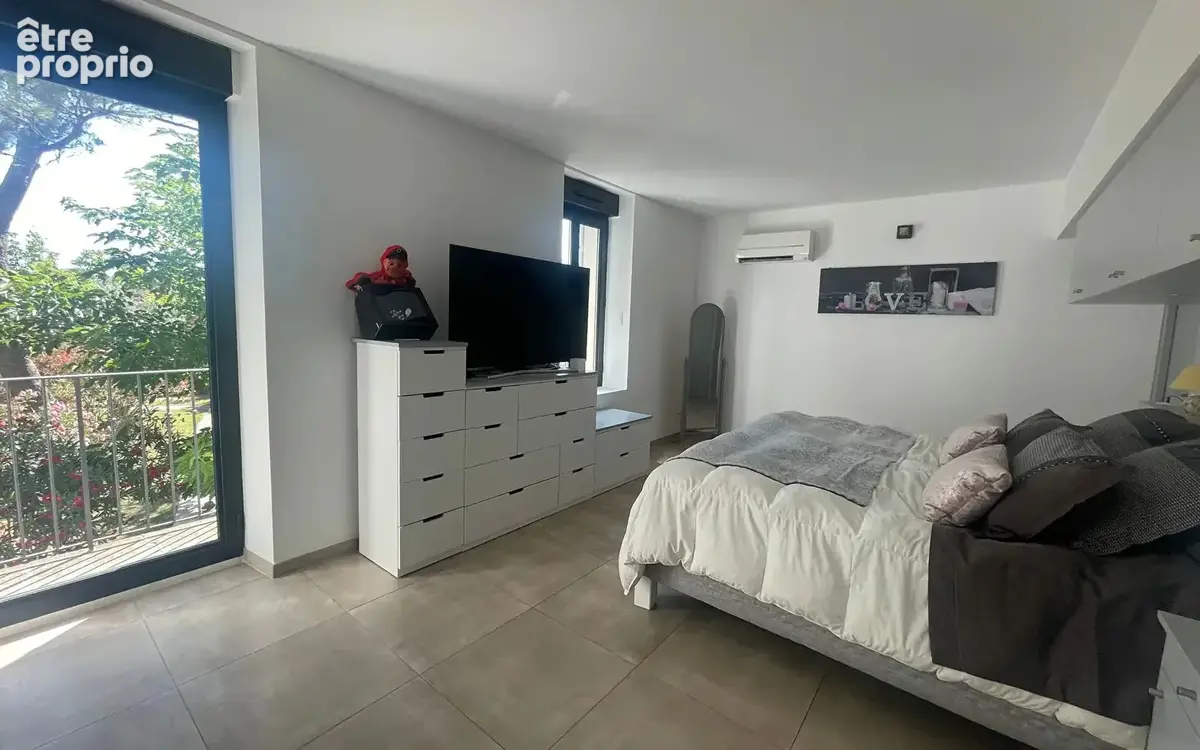 Mas de 273 m² habitable avec piscine et dépendances sur 5810 m² de jardin clos arboré. - photo 7