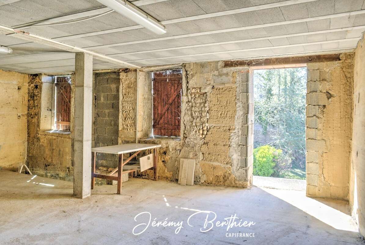 GENAY (69) - Grange de 140 m² - 4 pièces - 434 m² de terrain - Fort potentiel - photo 9