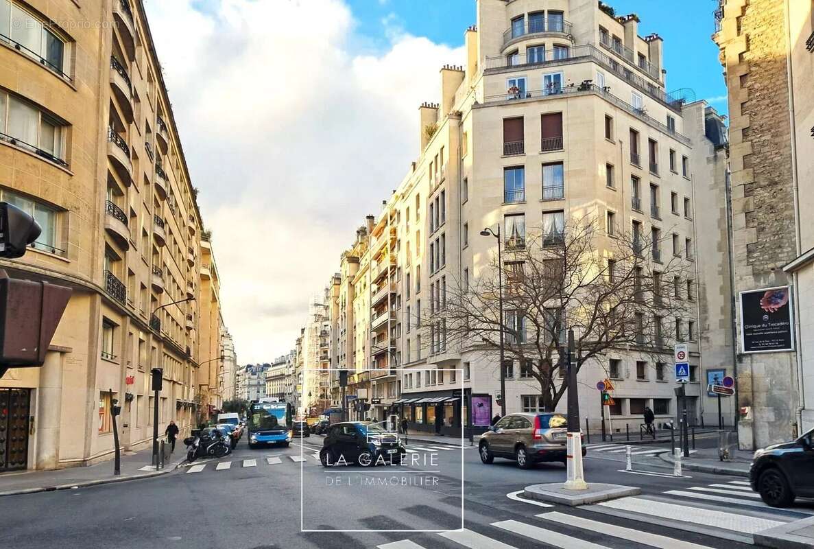 Parking à PARIS-16E