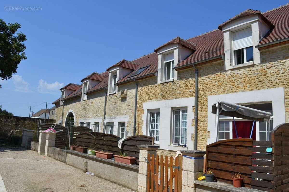 Appartement à MAROLLES-SOUS-LIGNIERES
