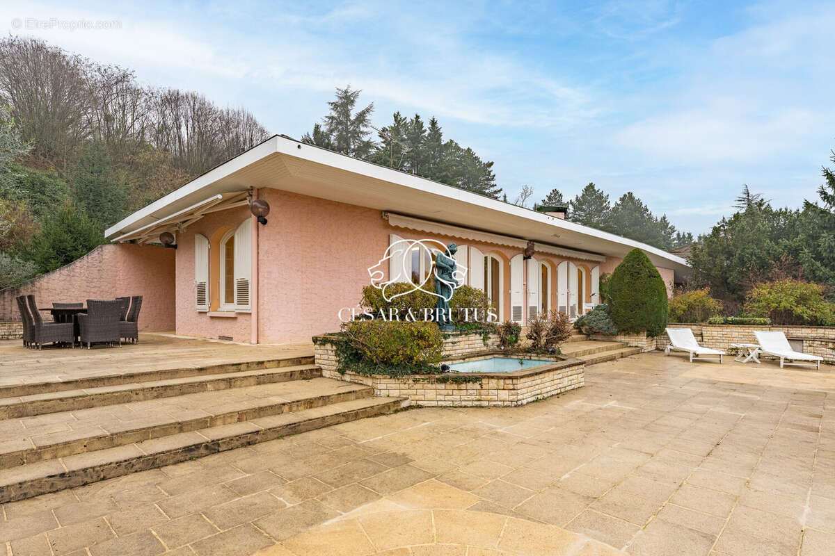 Maison à COLLONGES-AU-MONT-D'OR