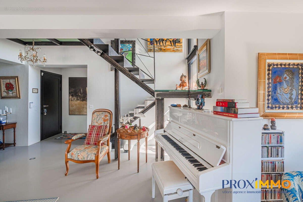 Maison 115 m² à Saint-Etienne-De-Saint-Geoirs  - photo 9