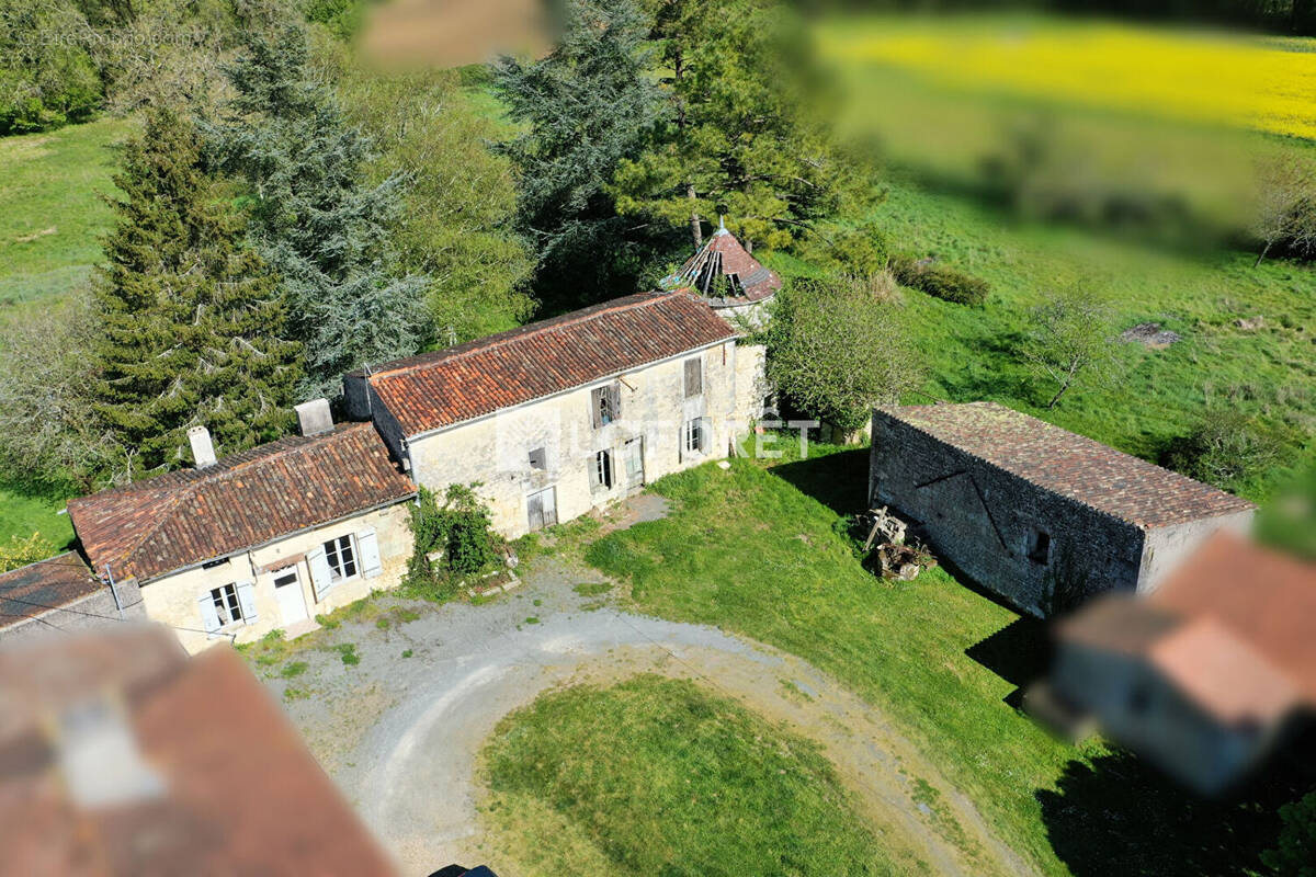 Maison à LE DOUHET