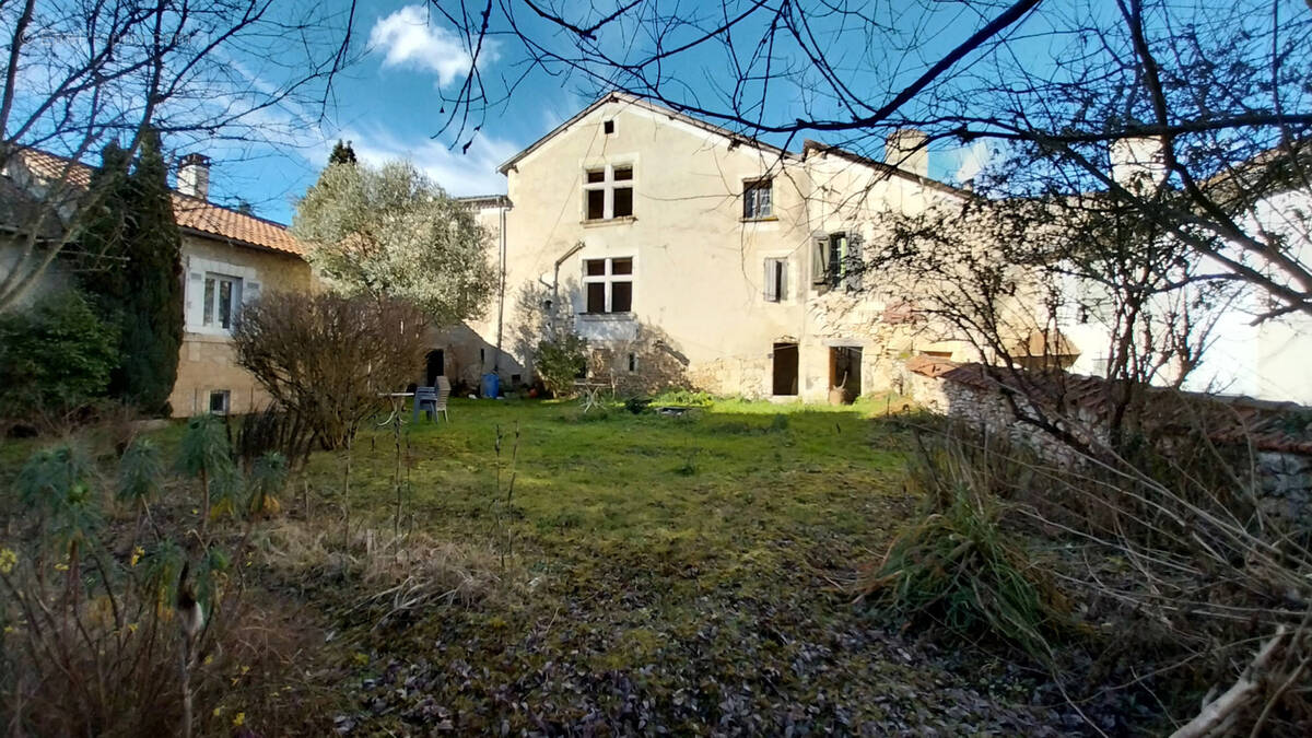 Maison à CHATEAU-L'EVEQUE