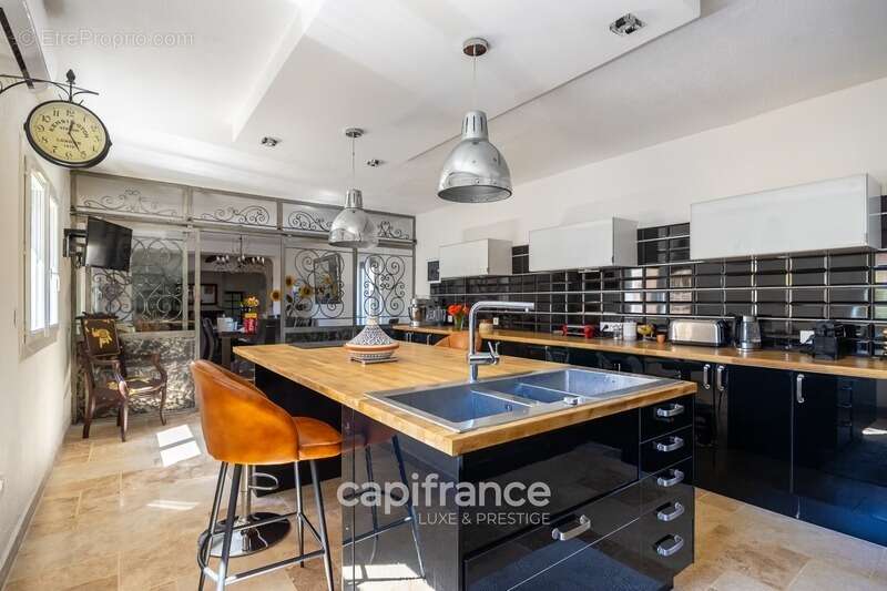 Marseille 11ème La Valentine/St Menet, Maison de 300m2 sur un Terrain de 2700m2 avec deux piscines, dépendances et garages - photo 22