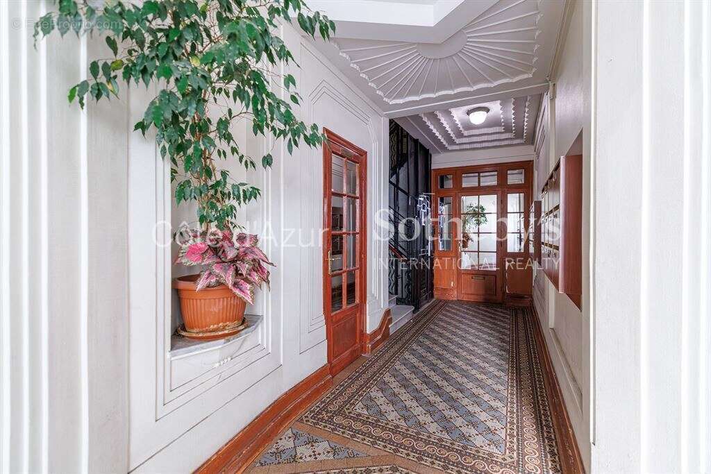 Appartement bourgeois dernier étage avec 5 chambres Nice Carabacel - photo 3