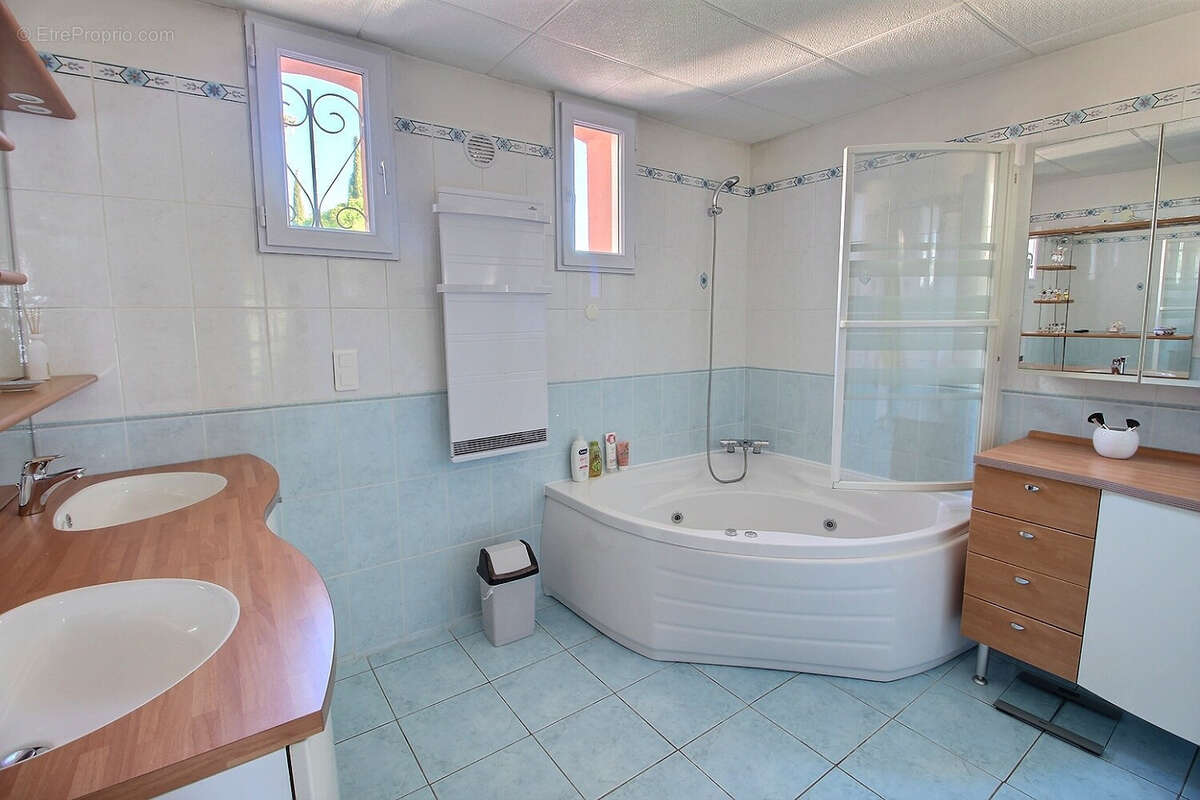 Maison à SAINT-CLEMENT-DE-RIVIERE