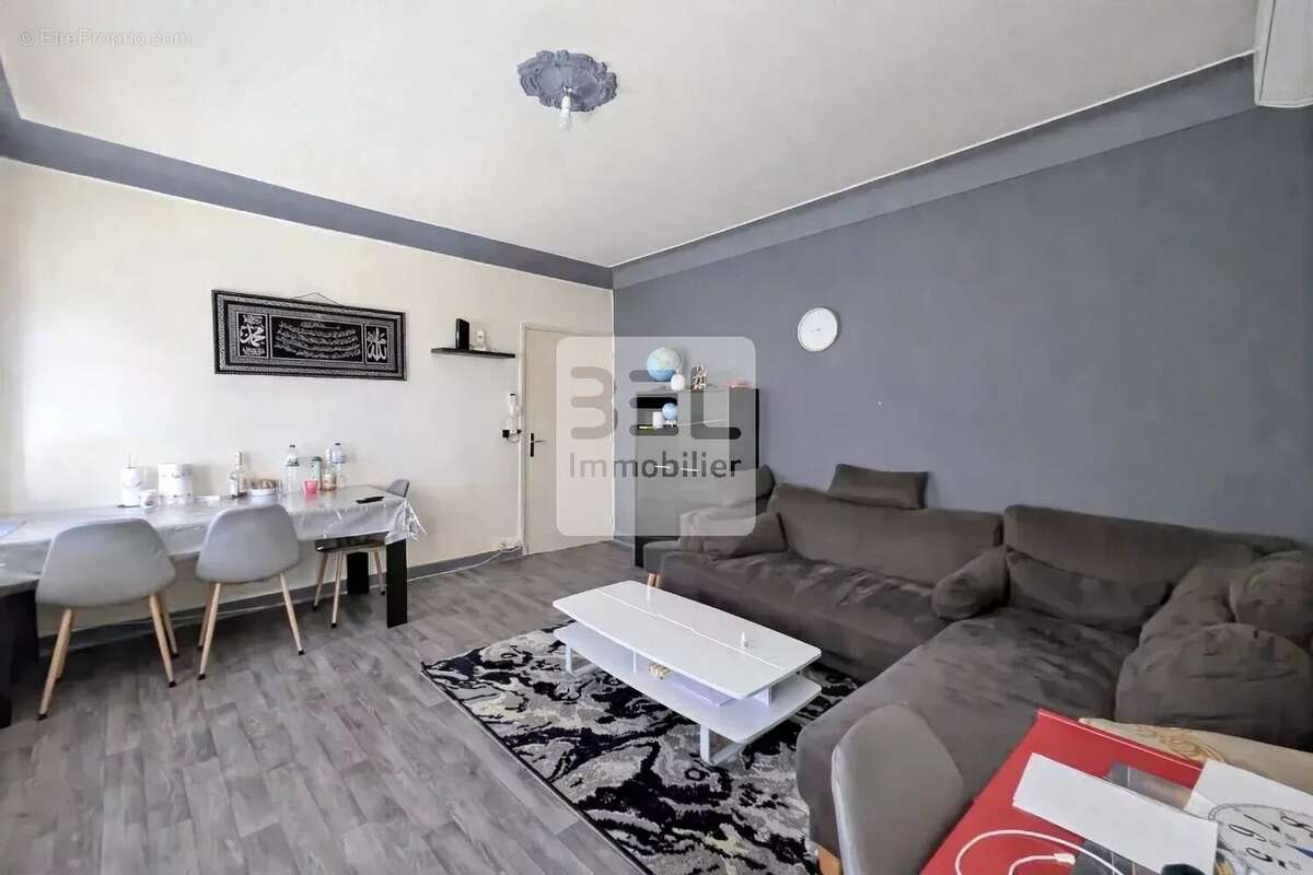 Appartement à LAUDUN-L'ARDOISE