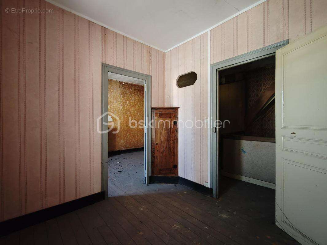 Maison de ville et grange à rénover entièrement - photo 9