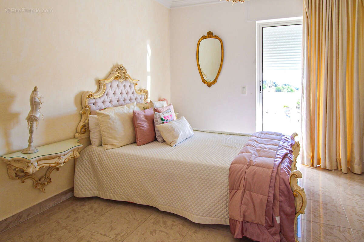 Villa de prestige aux prestations exceptionnelles   250 m2 habitables sur 2 750 m2 de terrain - photo 14