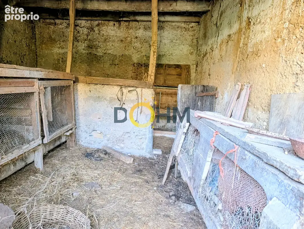 A 5 mns de morestel ! ancienne maison a rehabiliter sur 2200 m2 de terrain - photo 4
