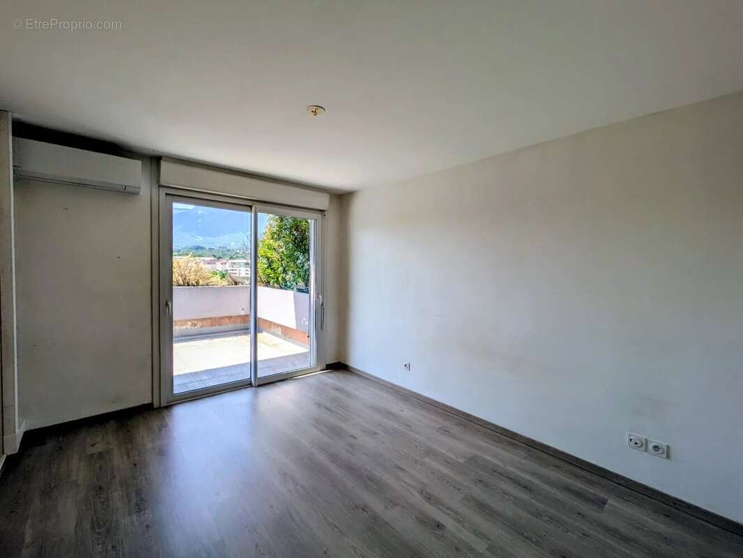 Dernier etage! tres jolie vue sur les montagnes ! - photo 6
