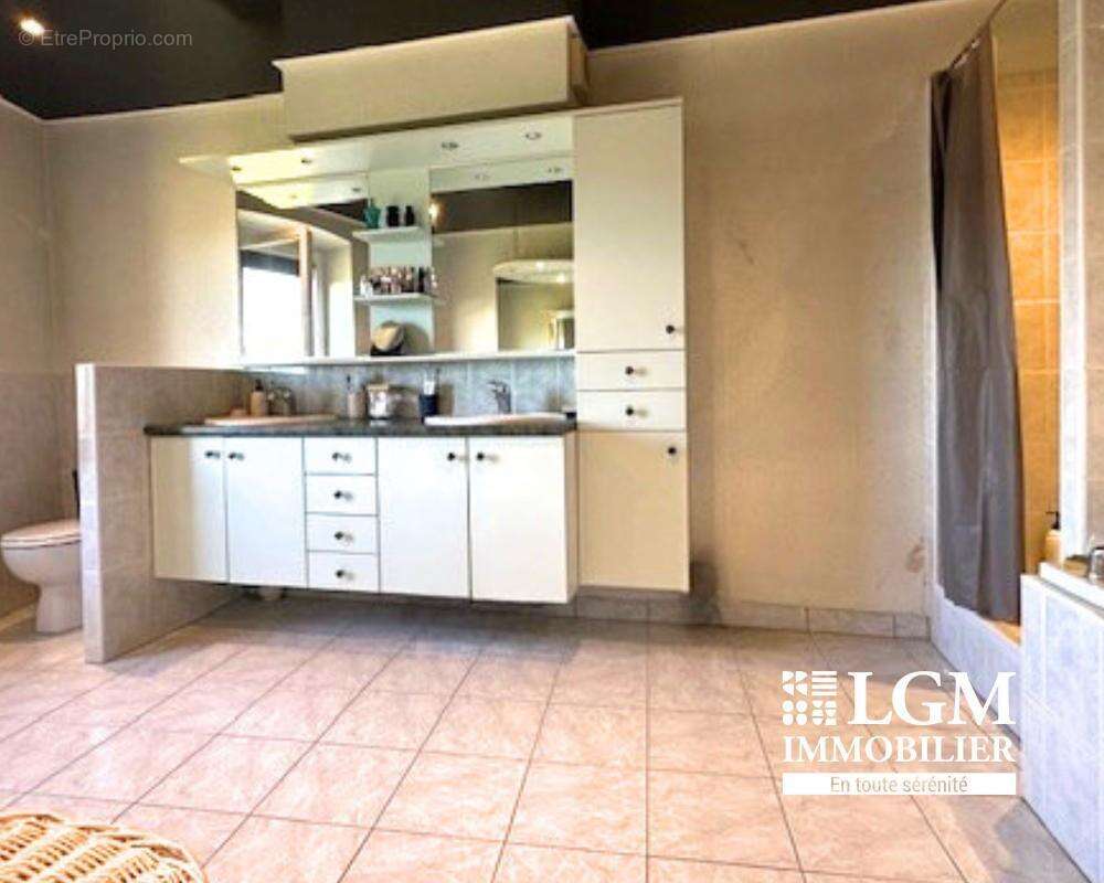 Maison à LE BREUIL-SUR-COUZE