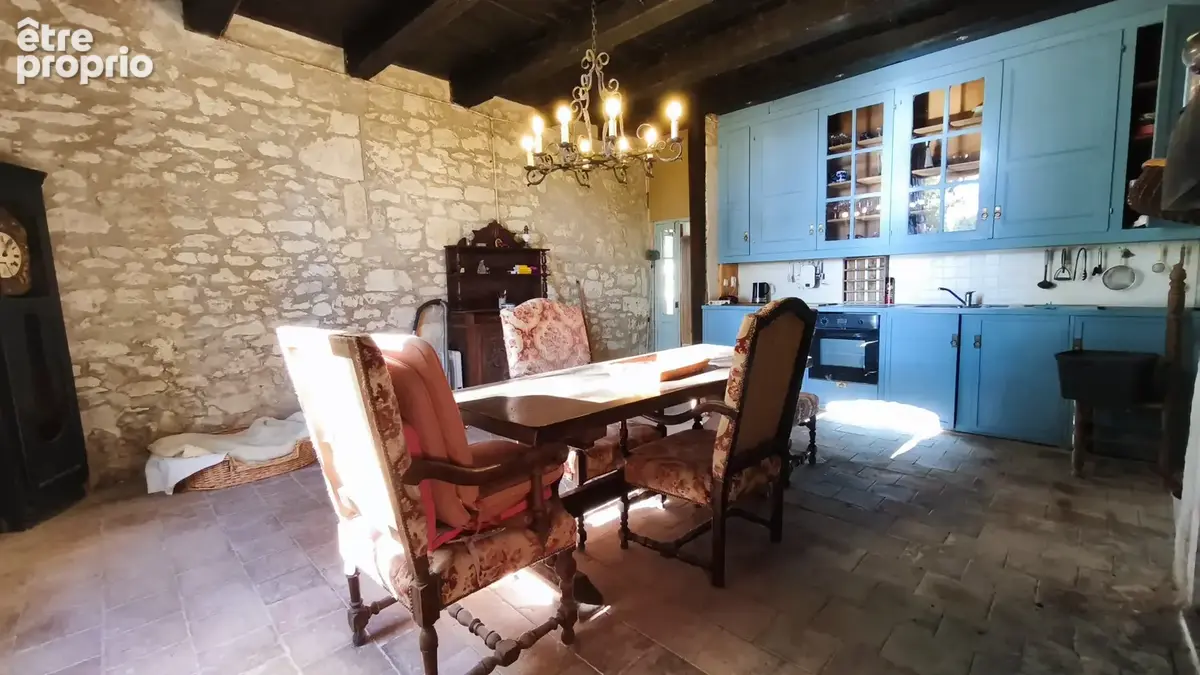 Beau potentiel pour cette propriété en pierre à rénover avec une maison, une grange et un terrain 7802 m2 avec - photo 12